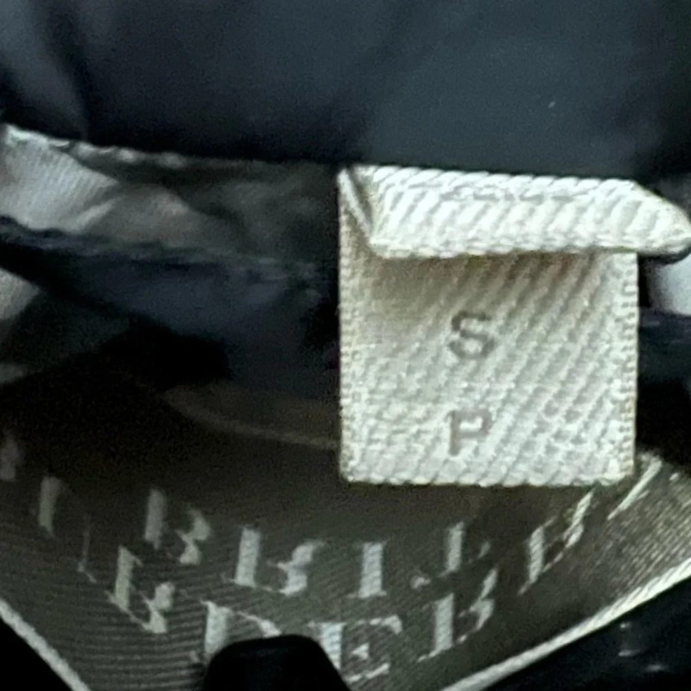 Burberry Black Puffer Jacket with Modern Quilting (SP) - Picture 13 of 14